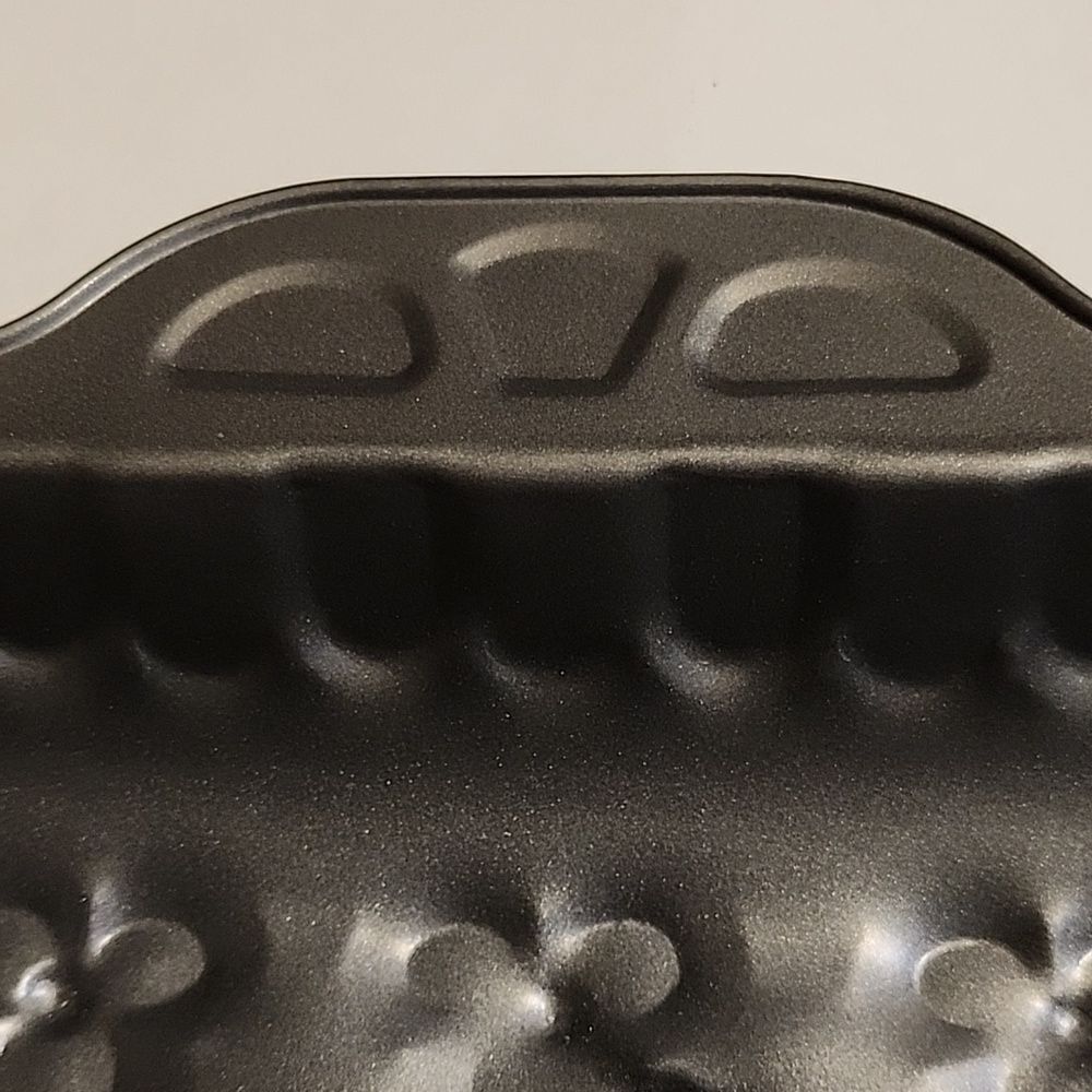 Wilton Floral Cake Pan - Picture 6 of 8